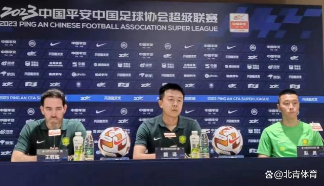 王家卫是史上第一位获此项荣誉的亚洲导演，同时哈佛大学的官方网站简介上称他为“现代电影界最具影响力 张艺谋获波士顿大学荣誉博士学位 笑容满面登台 2018-05-21 5月21日凌晨，张艺谋妻子陈婷发布一组照片并表示：“毕业啦！
