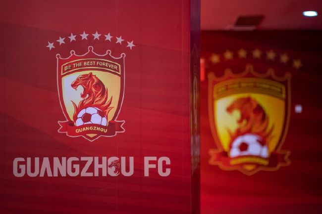 为了给前来观影的观众带来沉浸体验，主办方在现场特地还原了“小丑楼梯”名场面装置，供影迷 《小丑2》首曝海报 华金·菲尼克斯热舞Lady GaGa 2024-04-03 4月3日，DC新片《小丑2：双重妄想》发布首张海报，光束透过铁窗投射在小丑亚瑟和哈莉·奎茵身上，二人正在纵情热舞。