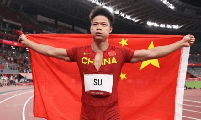 写出好剧本、拍出好镜头时，他感到幸福；但当执行效果不佳，或担心观众无法理解表达时，他也会陷入折磨。