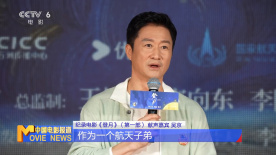 《追龙》重拍自经典港片《跛豪》，甄子丹除了在电影中饰演 “跛豪”，一身复古绅士范造型抢眼。
